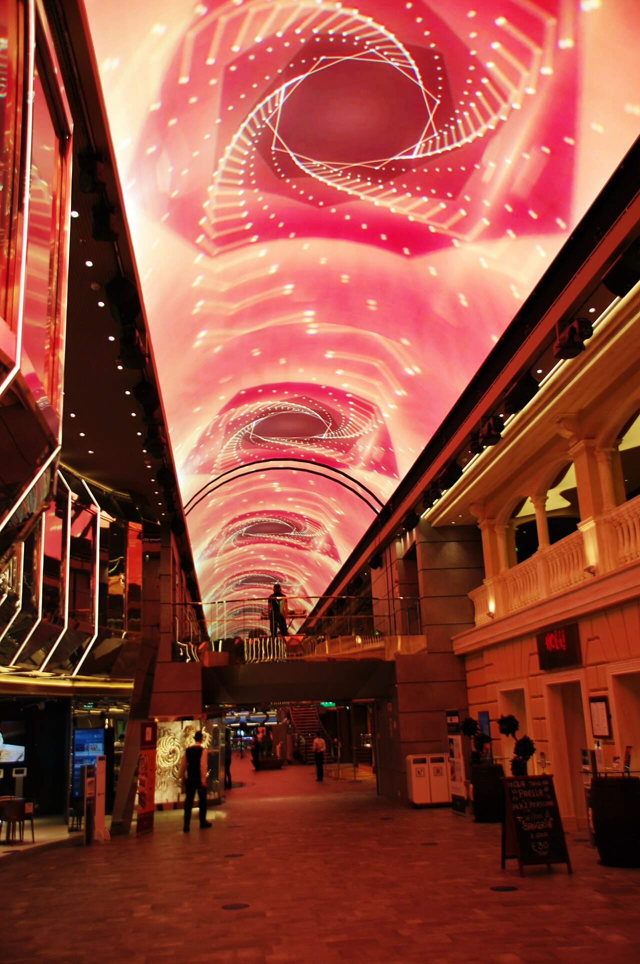 Galleria Grandiosa — прогулочная галерея с LED-небом