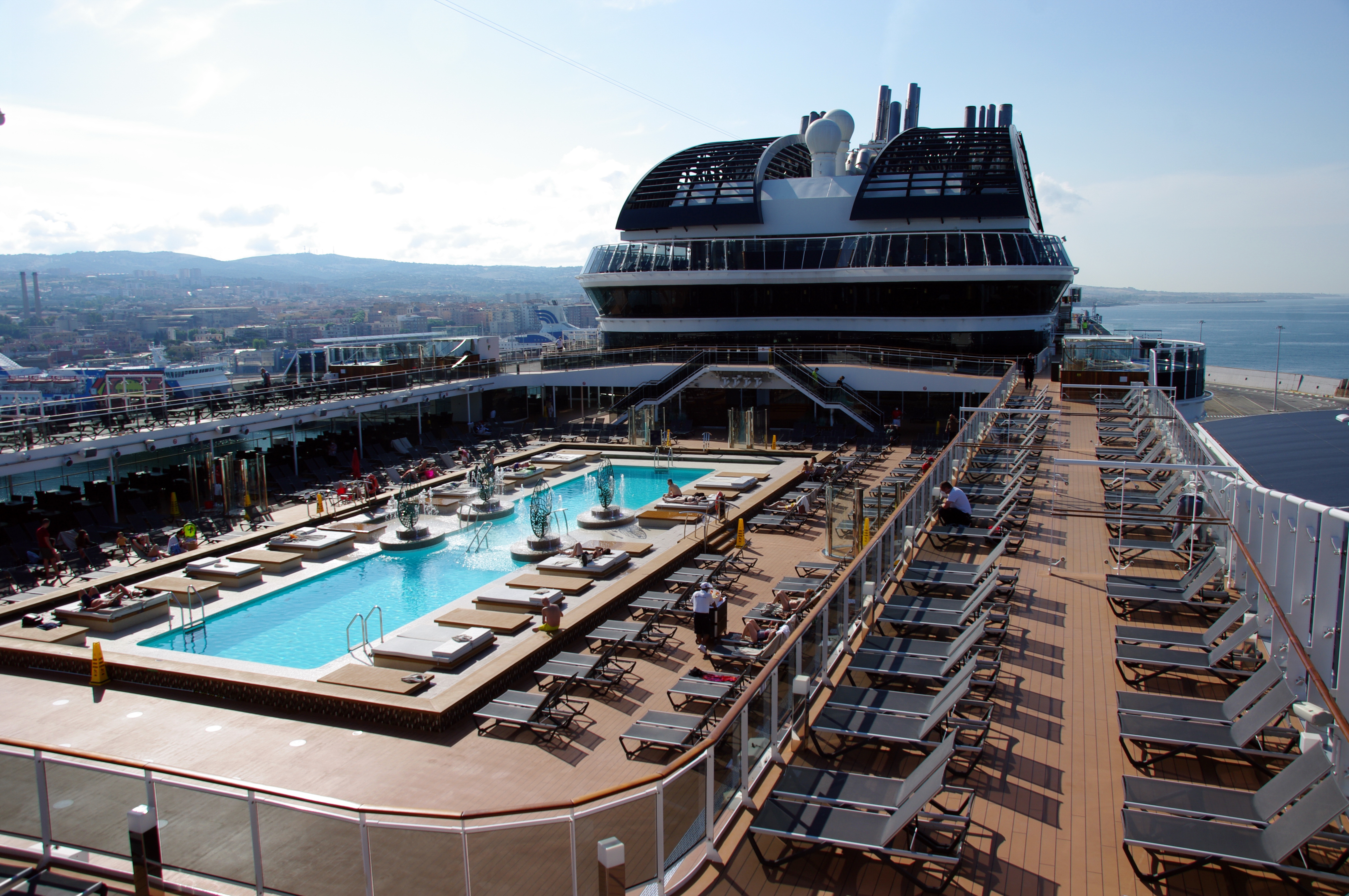 Бассейны и солнечная палуба MSC Grandiosa